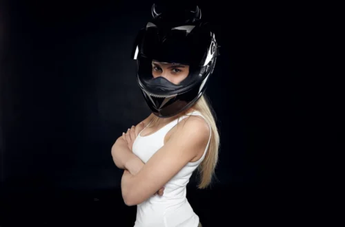 Quel casque moto choisir quand on est une femme ?