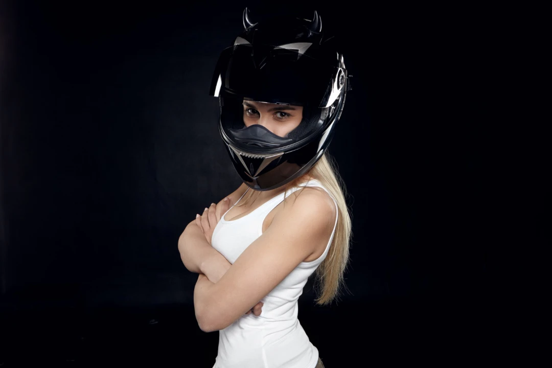 Quel casque moto choisir quand on est une femme ?